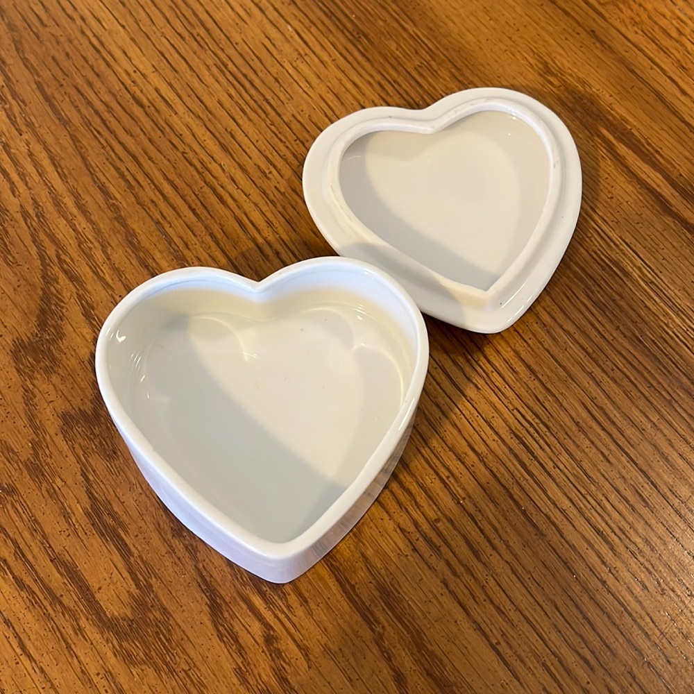 Heart shaped, jewelry/trinket box, 3.75”x 3.75”, porcelain, yellow roses on top. - Picture 3 of 4